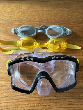 Bundle of 3: 2 Swimming goggles and swim mask, adults